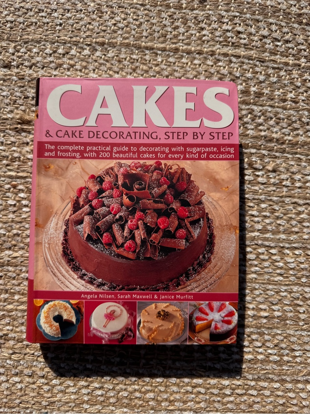 Cakes & Cake Decorating Step by Step Cookbook
